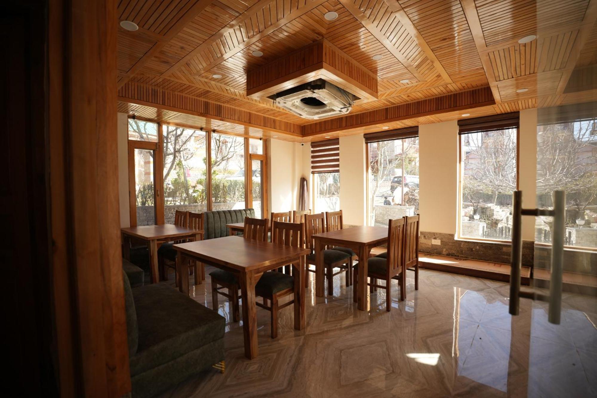 Wooden Castle Hotel & Resort - Manali (Himachal Pradesh) — Photos 2